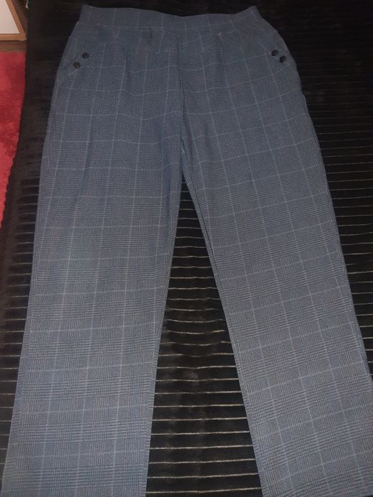 Vand pantaloni mărimi mari