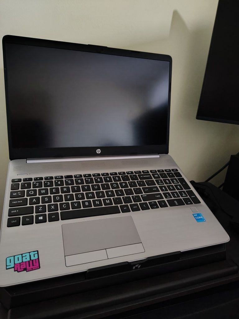 Vând laptop HP 250 G9