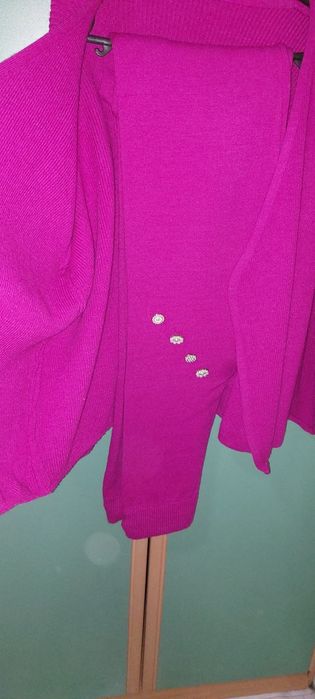 Очень  теплый    и яркий костюм в подарок  новая сумочка