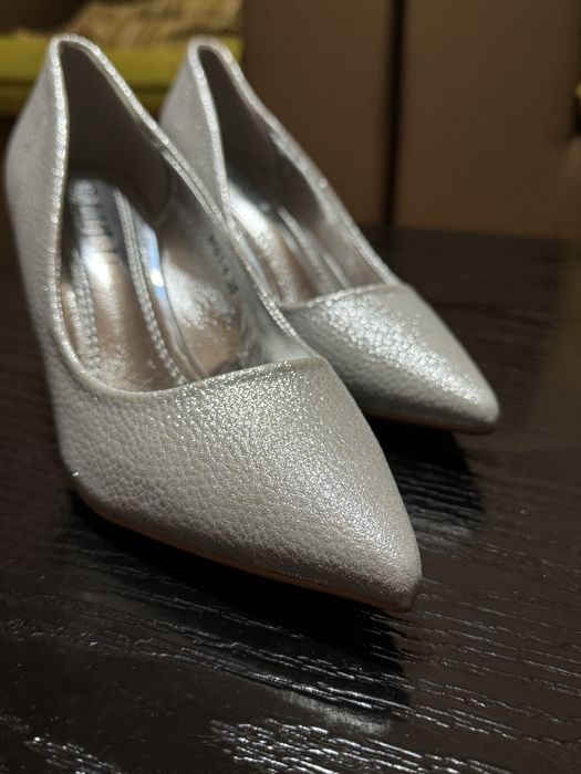 Pantofi cu toc argintii
