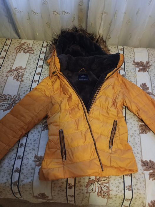 Зимно дамско яке на Зара с топла вата и качулка размер S