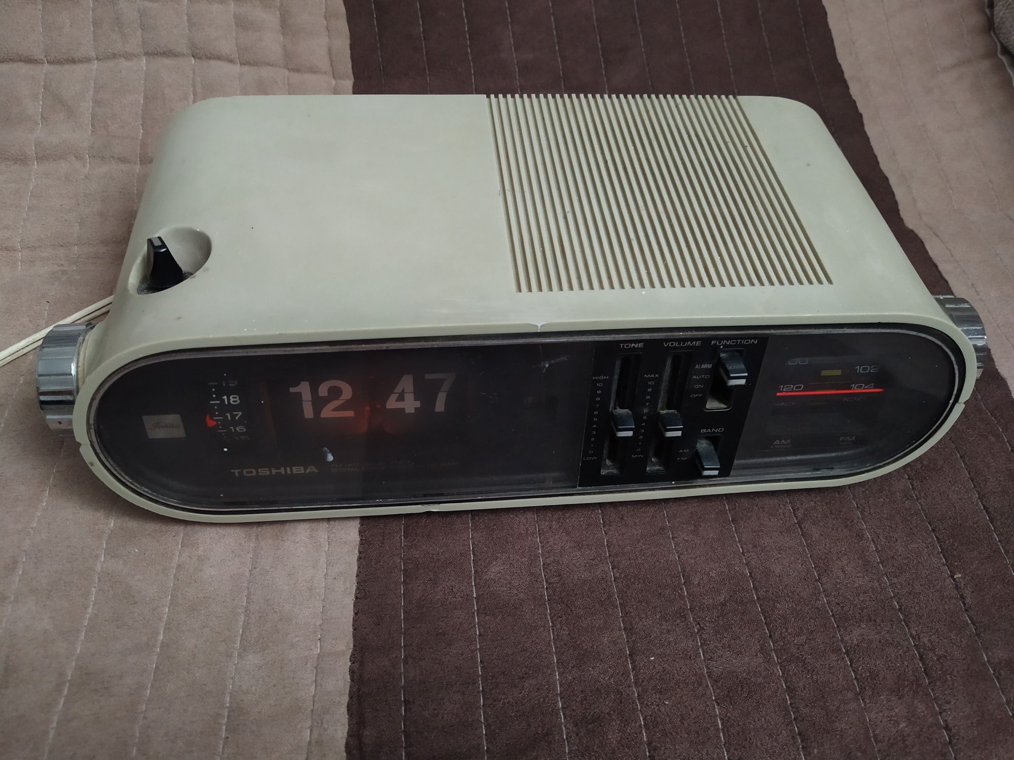 Radio ceas de colecție Toshiba RC 803 F