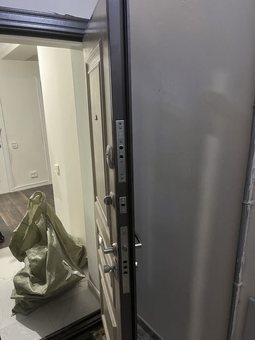 Продам входную железную дверь