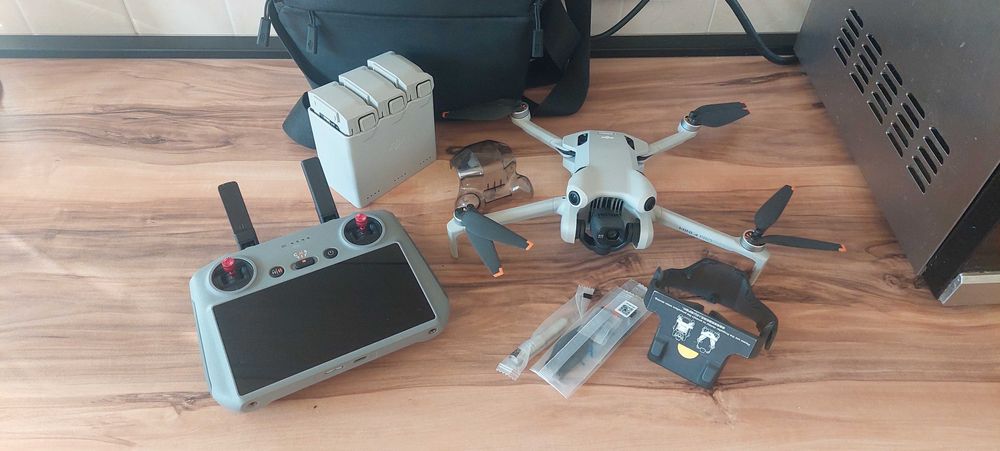 Дрон DJI Mini 4 Pro Combo