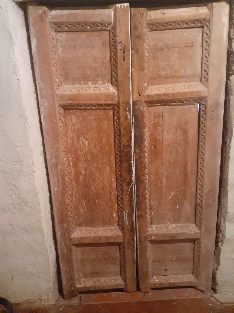 Qadimgi yogoch eshik sotiladi holati yaxwi