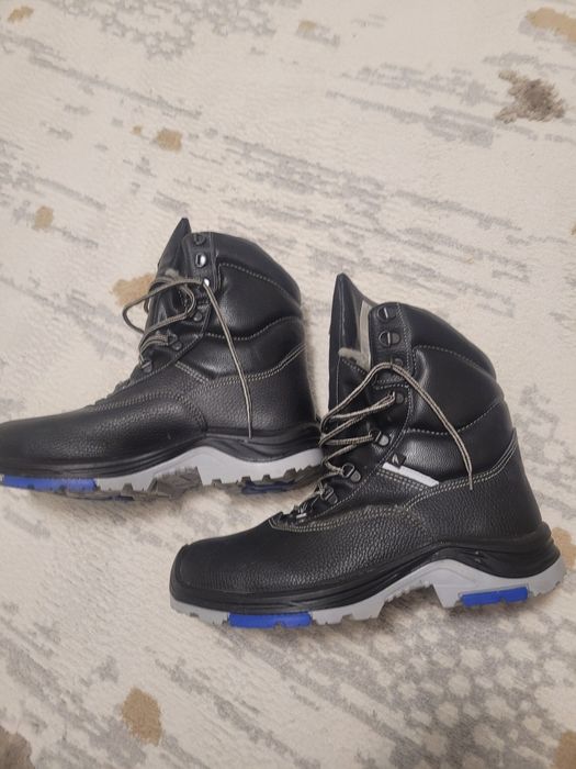 Продам зимние кожанные берцы новые есть торг и доставка