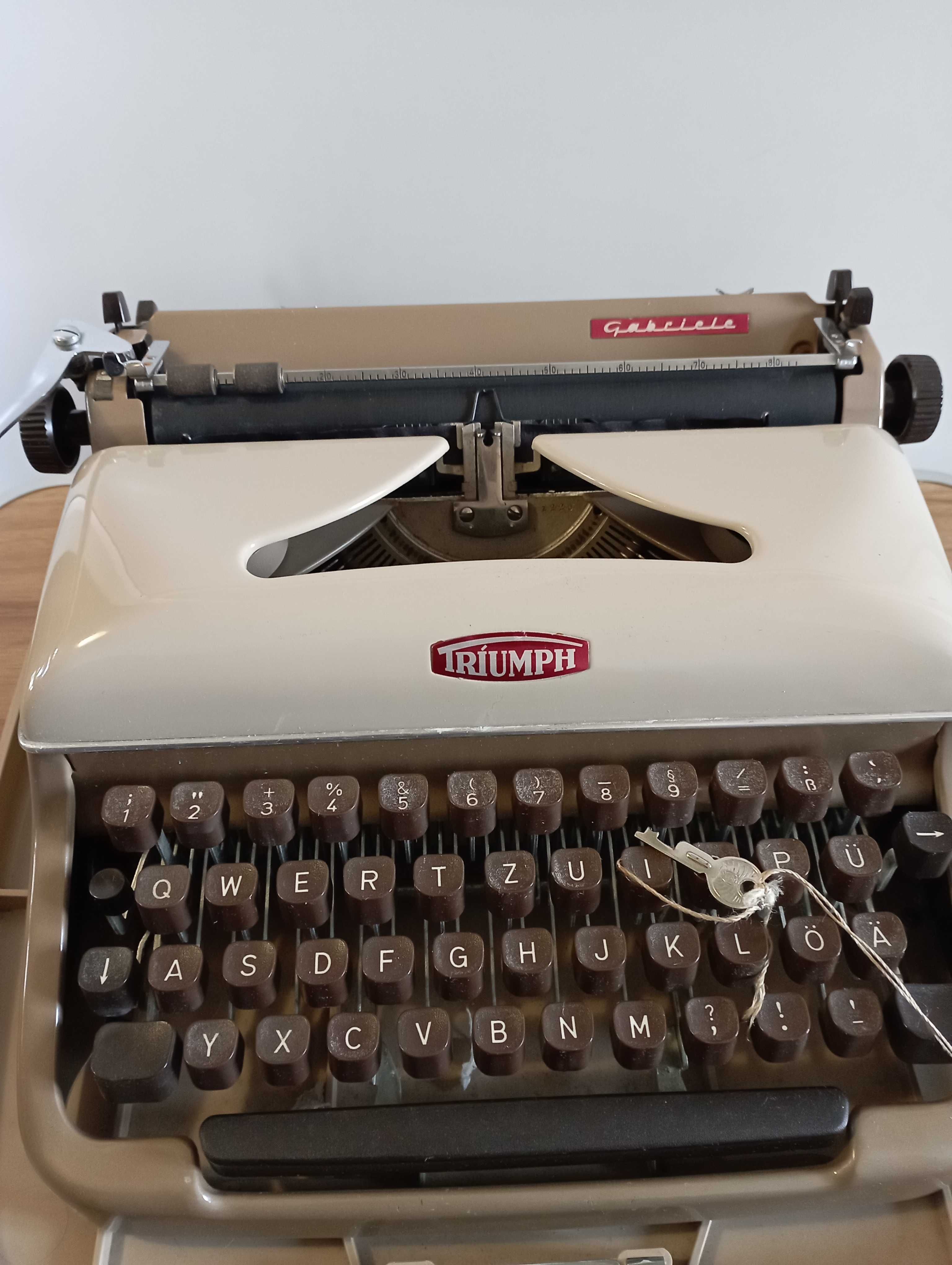 Mașină de scris Triumph Gabriele cu cheie