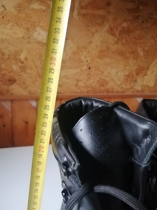 Bocanci din piele naturala.