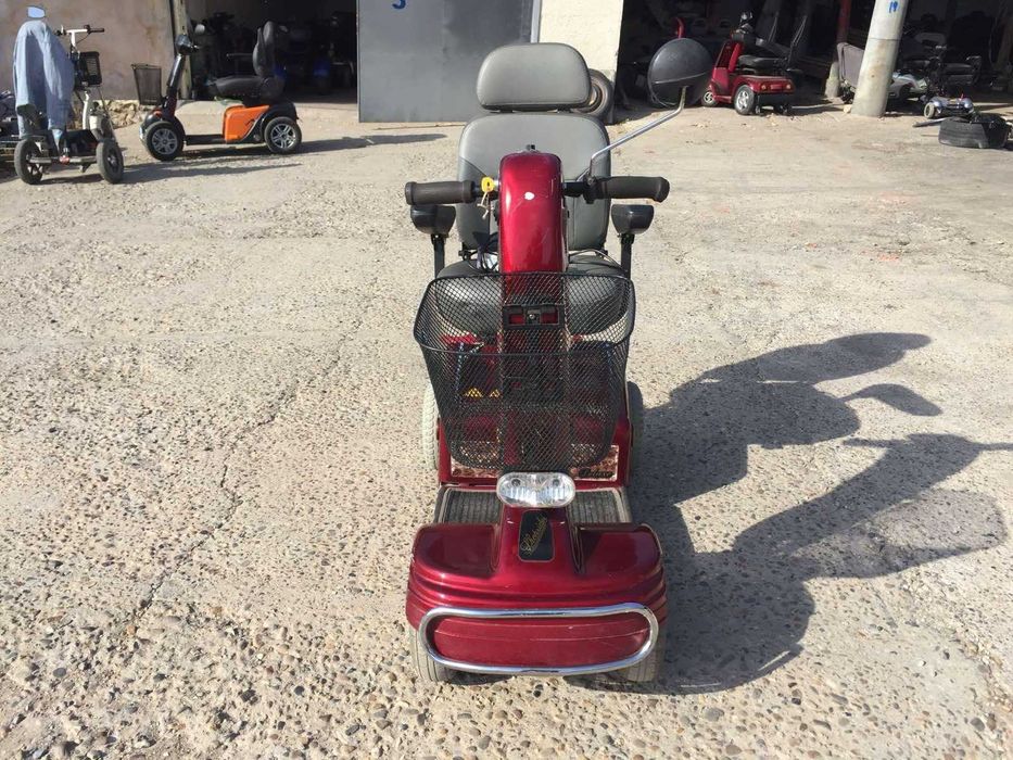 Скутер за трудно подвижни хора или инвалиди