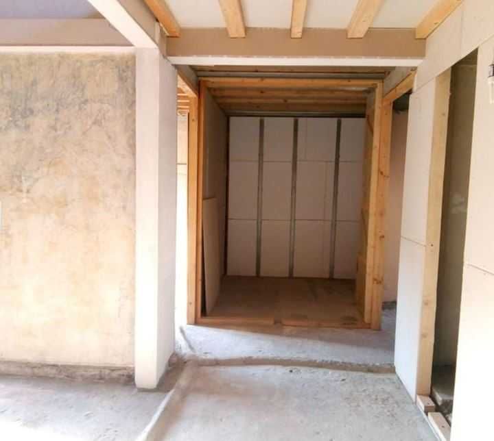 Продава се Тристаен апартамент в София, Център - 100 кв.м за 1700 €/кв.м - Снимка #2