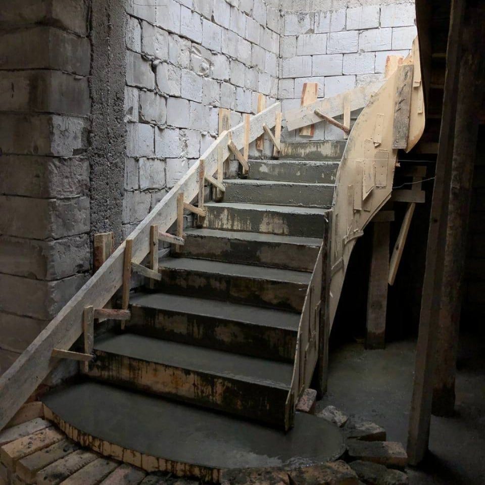 Бетонный лестница, стящка, штукатурка ,кладка монолитный лестница