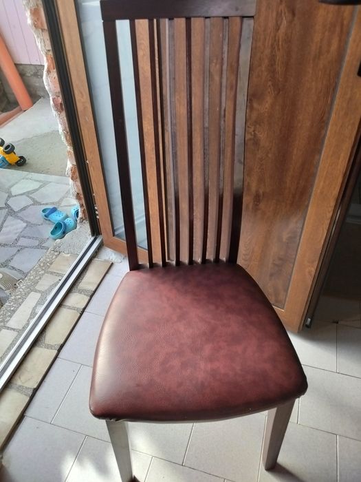 Дървени столове запазени