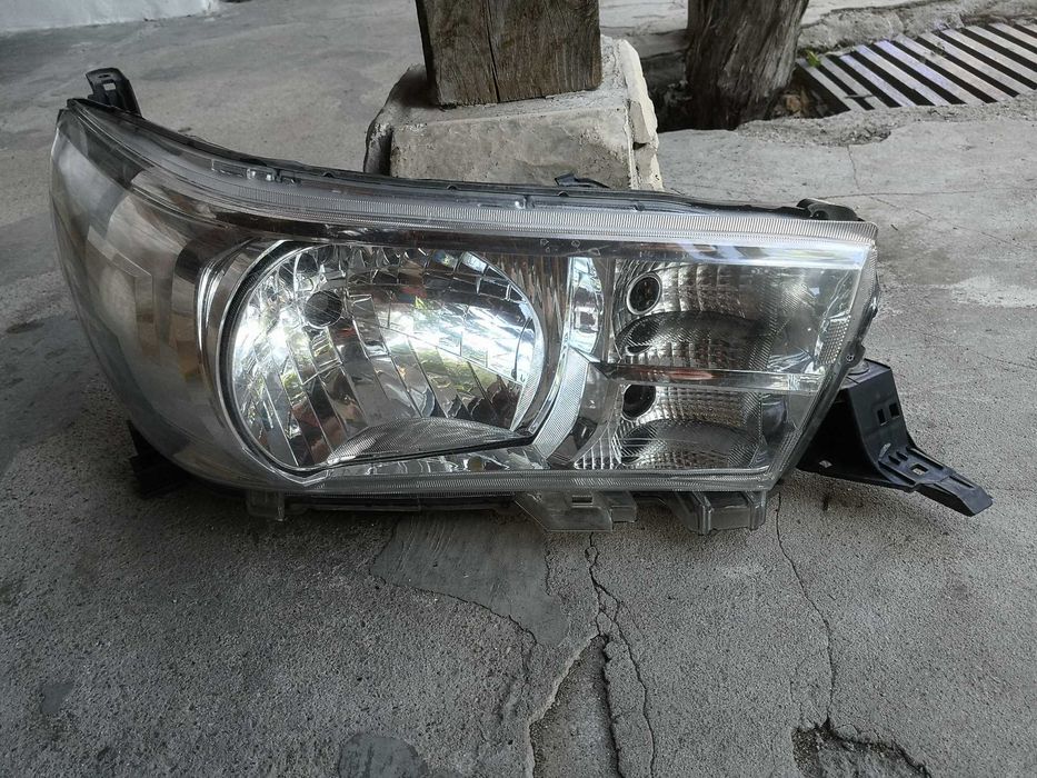 Фарове Toyota Hilux/Фар Toyota Hilux Оригинални