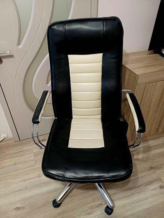 Кожен офис стол.