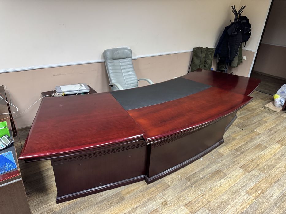 Стол руководителя — стильный, массивный, в отличном состоянии