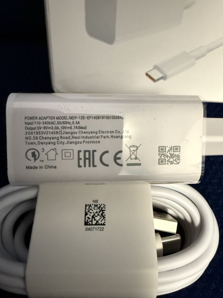 Продавам бързо зарядно устройство за Xiaomi 67W с USB-C кабел (2метра)