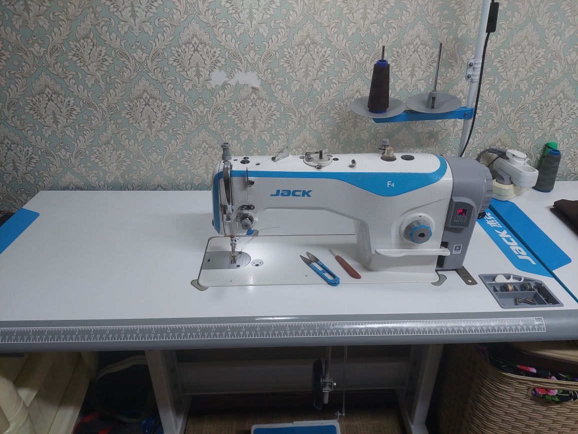 Прямострочная швейная машина Jack в идеальном состоянии