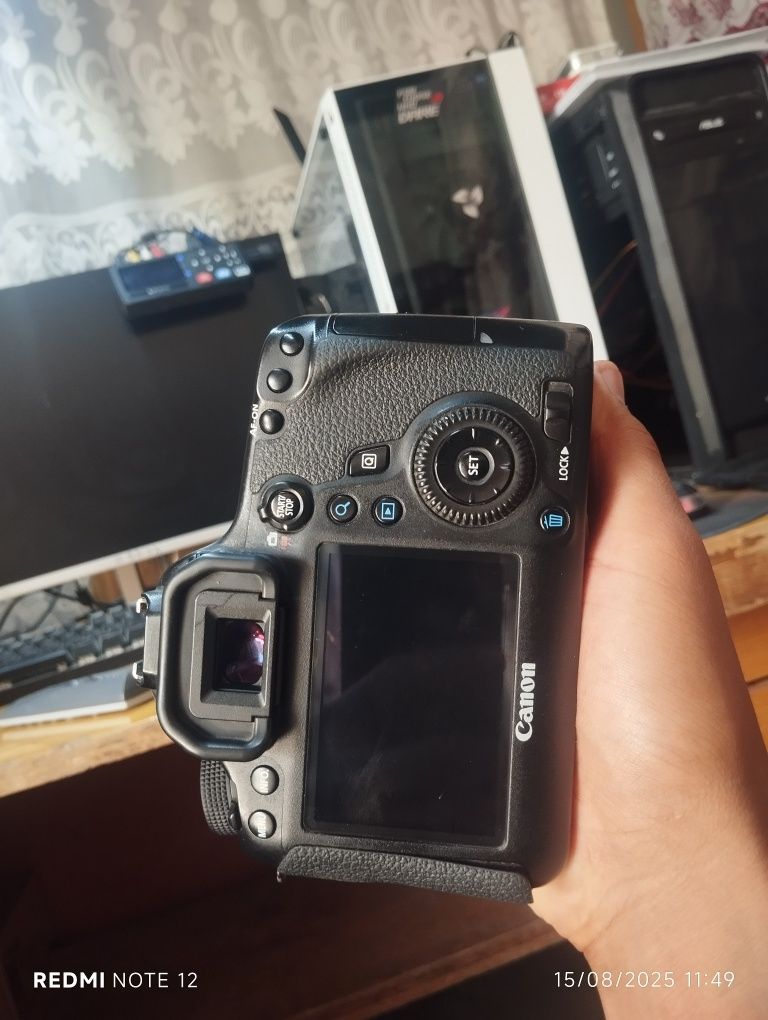 Conon eos 6d  bodu sotiladi holadi yaqshi zor1ta batariya zariyatn