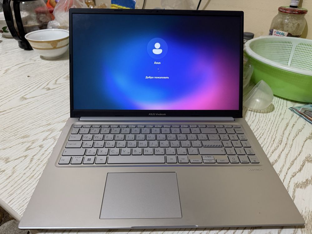 Asus vivobook 16x core i3 protsessor 2024 deyarli yangi 180 gradus
