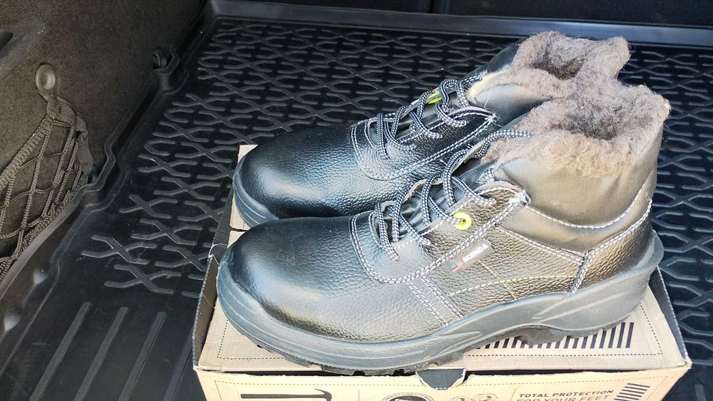 Продам новую рабочую обувь