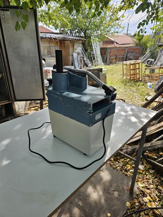 Зеленчукорезачка за стъргане на кашкавал и рязане на зеленчуци втора у