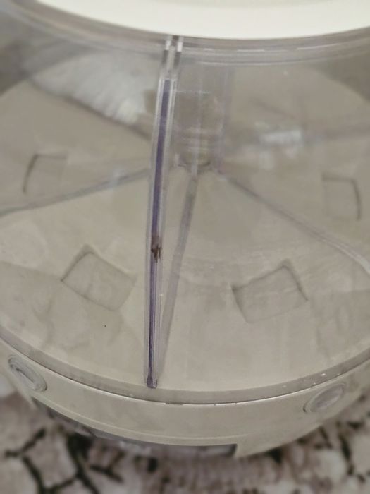 Въртящ се диспенсър с 6 отделения и капацитет за съхранение до 3,5 л