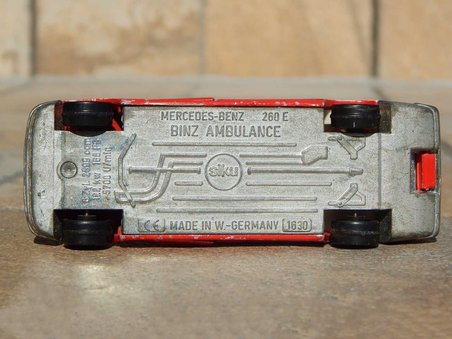 Macheta Mercedes-Benz 260 E Binz Ambulance Siku Germania de Vest 1:60