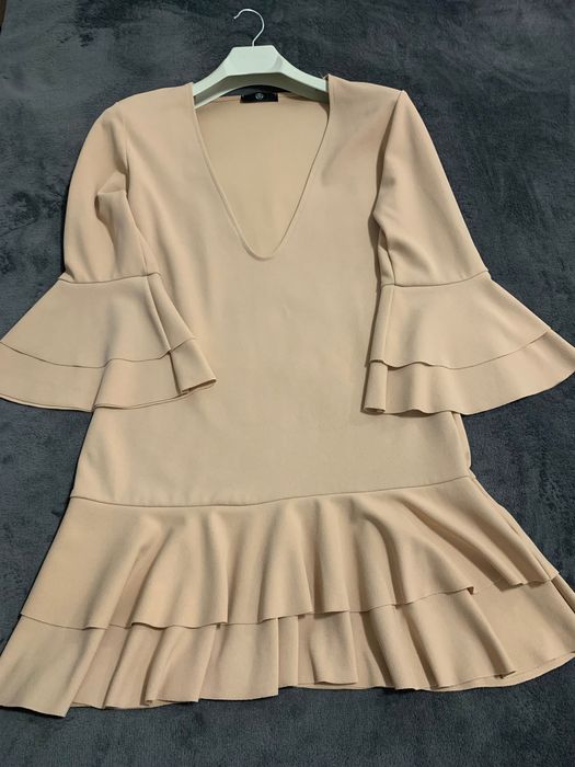 Рокля в нежно кремав цвят, размер М.