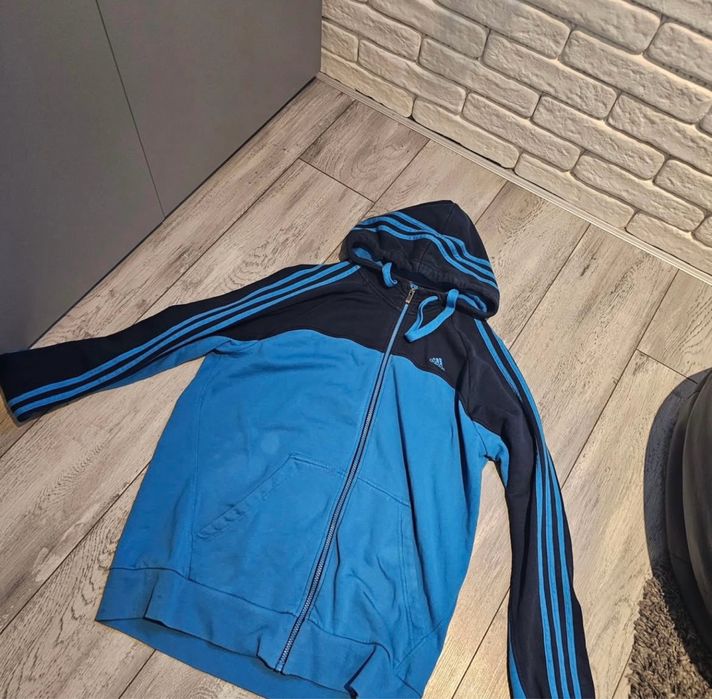 Адидас три ленти през качулката