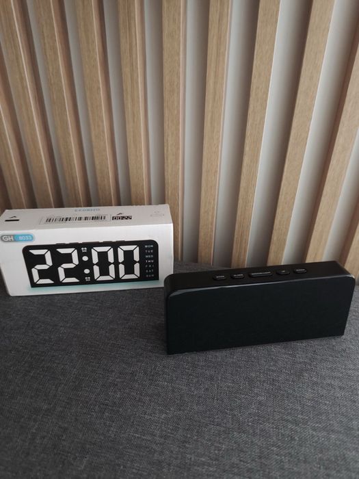 LED дигитален часовник с модерна визия и подсветка