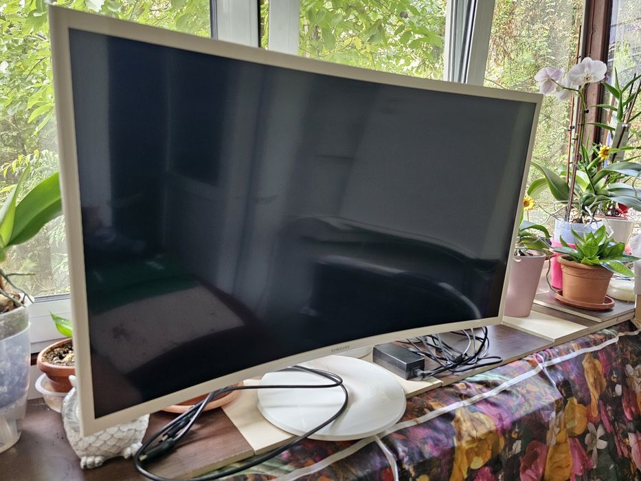 Monitor curbat Samsung LC32F391FW alb