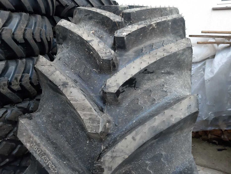 Anvelope noi 650/75R32 radiale marca BKT pentru combina John Deere