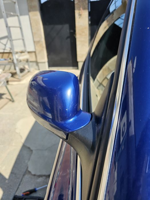 Продавам дясно огледало за пасат passat b5.5