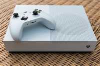 Vând Xbox one S 1T