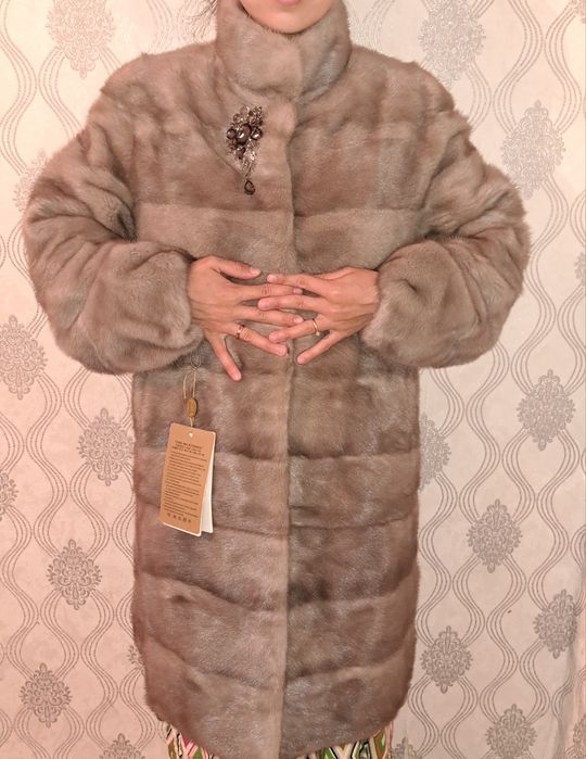 Шуба сатылады  250000 теңге  түсіп берем  тез арада сатылады