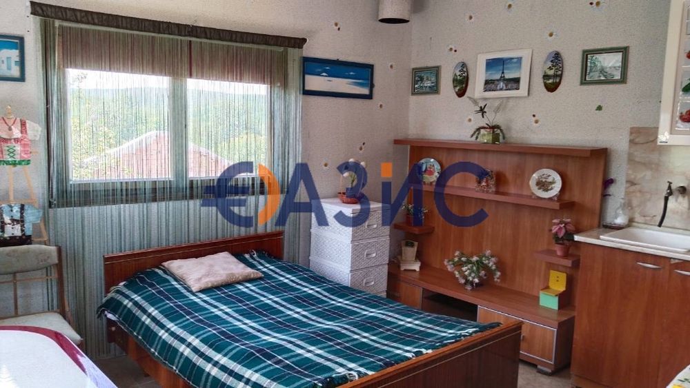 Двуетажна къща с парцел от 870 кв м В С. Вресово, Общ. Руен, обл.