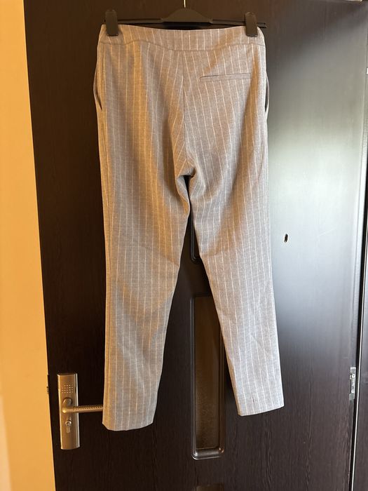 Vand pantaloni de fete de material noi marimea xs