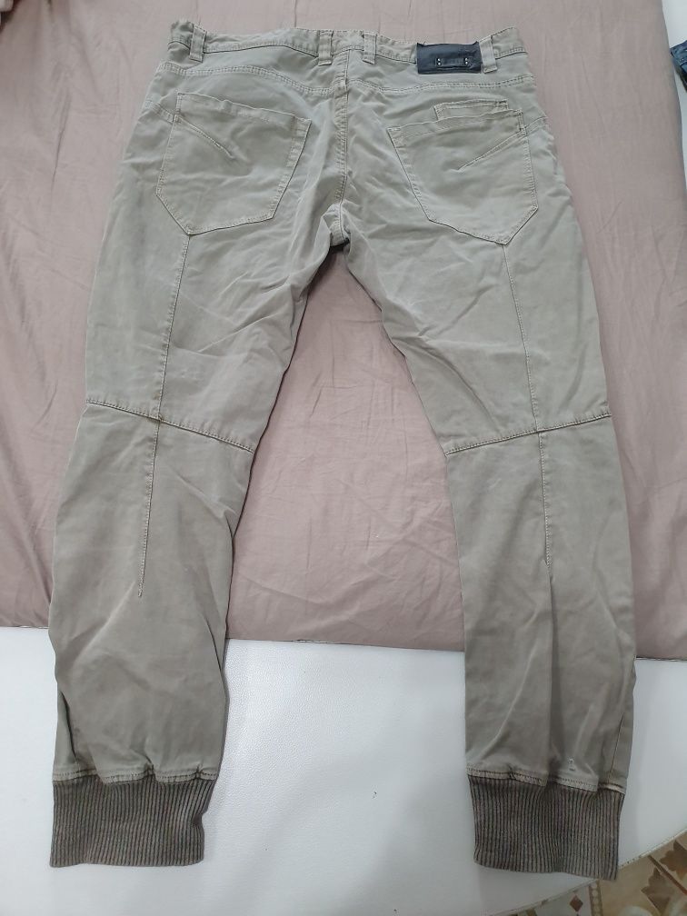 Pantaloni cargo .