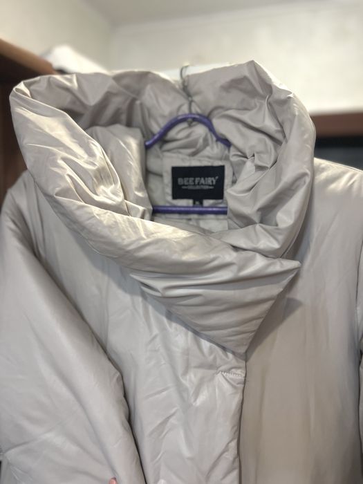 Продам женский, белый зимний пуховик, и черный на мужчин или женщин