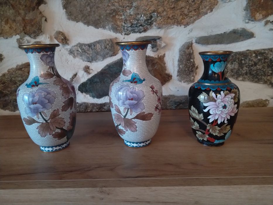 Продавам чифт антикварни вази бронз месинг клетъчен емаил