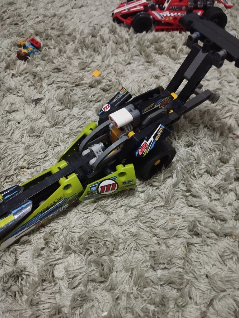 Машинка LEGO technic гоночный болид катается если оттолкнуть назад