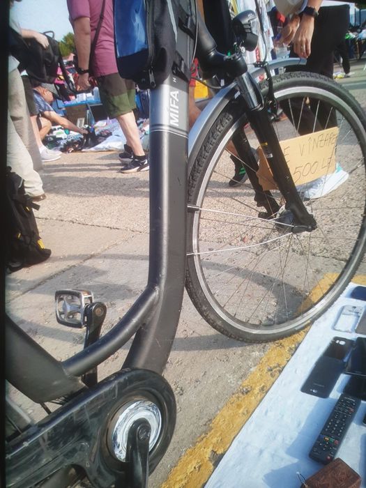 Bicicleta electrica mifa roti pe 28 este din aluminiu