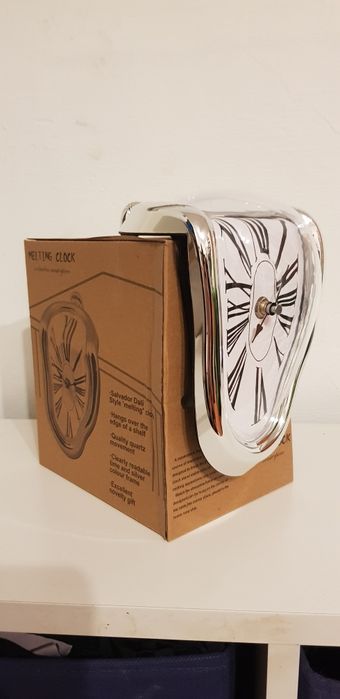 Часы в стиле Сальвадора Дали, стекающие часы