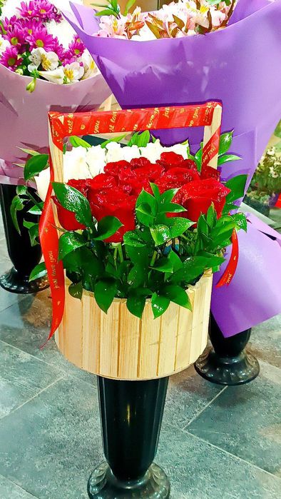 Buket yasab beramiz tayor buketlar bor dostavka qilib beramiz