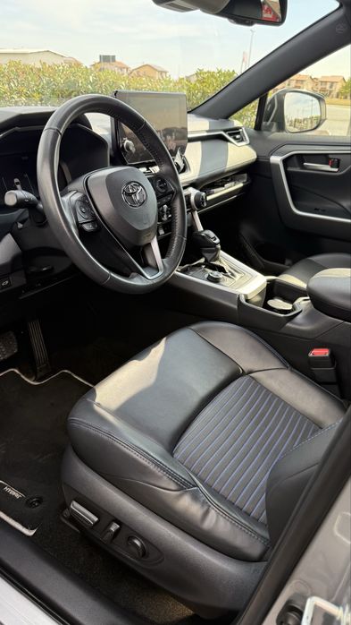 Vand Toyota RAV 4 Exclusive  bi-tone  2024