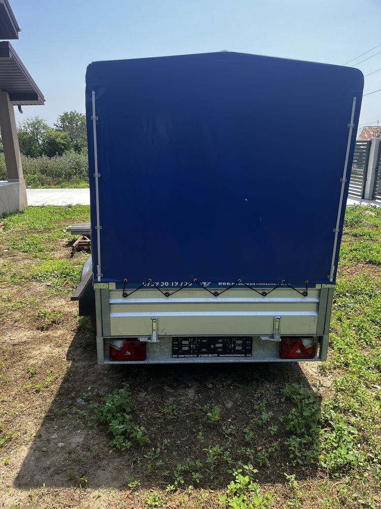 Vand remorca, este noua doar cat a fost adusa