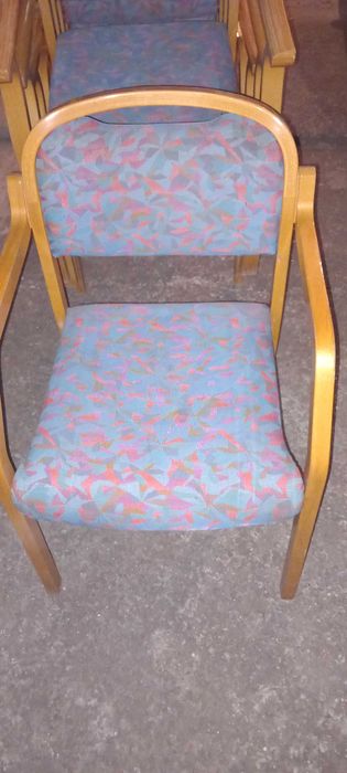 Vand 11 scaune cu cotiere foarte confortabile si stabile