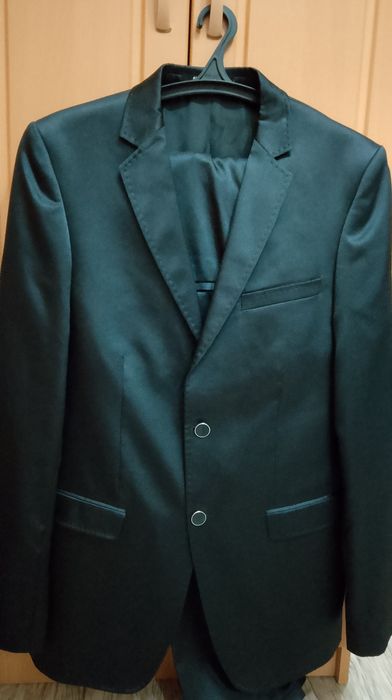 Продам мужские костюмы