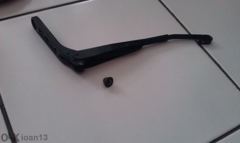 Рамо за задна чистачка за Тойота Рав 4 и гайки за гумите-оригилни.