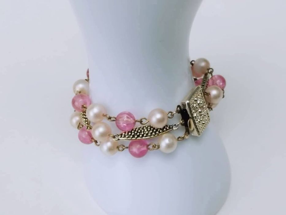 Veche bratara din perle false, margele roz si piatra verde